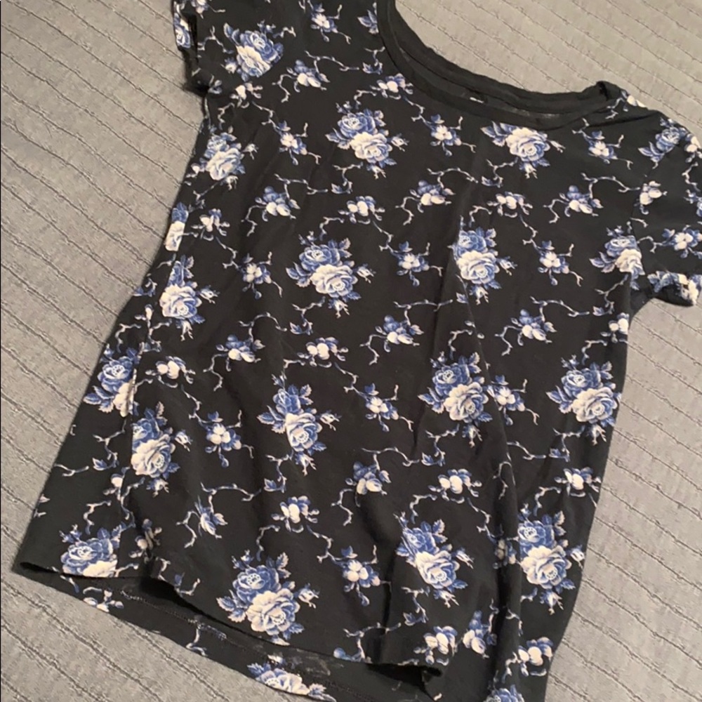 🌸3/$15 Floral Gap Tee